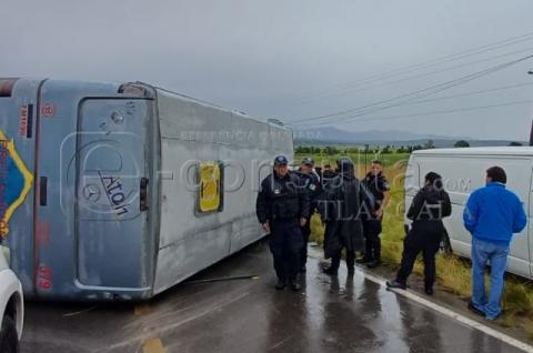 Pavimento mojado provoca la volcadura de un camión pasajero en Huamantla; hubo varios heridos