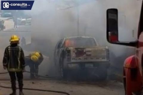Se incendia camioneta en pleno corazón de Tlaxcala; provoca alarma y cierre vial