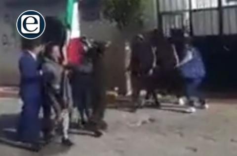 Alcaldesa de Mazatecochco le avientan huevos durante el desfile patrio