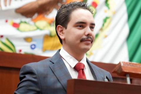 Se pitorrea de los tlaxcaltecas, Emilio de la Peña sin título profesional y oportunista de la 4T