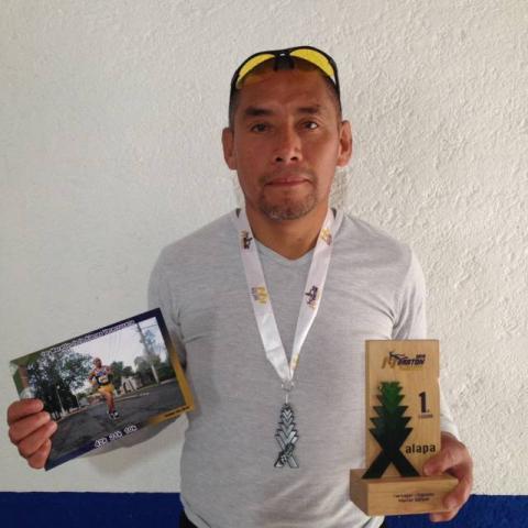 Maratonista zacatelquense gana primer lugar en categoría master