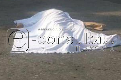 Hombre cae muerto en la vía pública en Tepetitla; familia impidió que paramédicos hicieran su trabajo