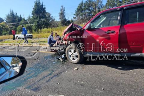 Aparatoso accidente deja dos lesionados en la Tlaxcala-San Martín; exceso de velocidad fue la causa