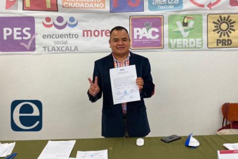 Ángelo Gutiérrez, alcalde electo de Apetatitlán, recibe constancia de mayoría