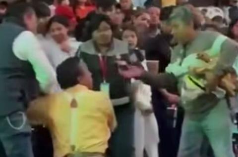 El exlíder de la UPET, Pablo Morales se agarra a trompadas en pleno desfile de Carnaval Tlaxcala