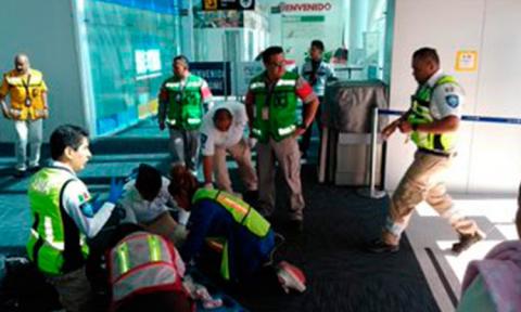Avión aterriza de emergencia en Puebla luego de que aeromozas salvarán vida a un bebé