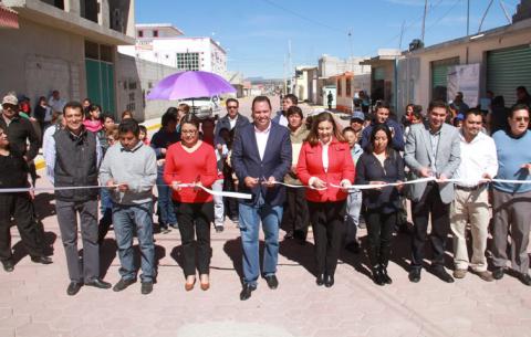 Alcalde de Apizaco, inaugura los trabajos de adoquinamiento en Alcanfores imagen 1