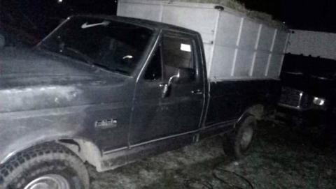 La CES asegura una camioneta con bidones en Tepetitla