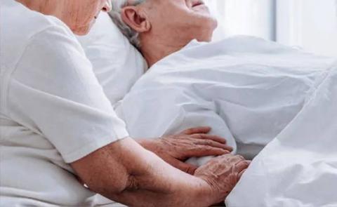 Un paciente en estado terminal ordena a su esposa que ló mate y luego se quite la vida
