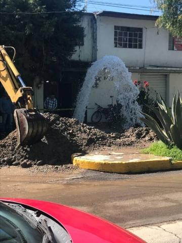 Fuga de agua en Apizaco a una cuadra de la CAPAMA