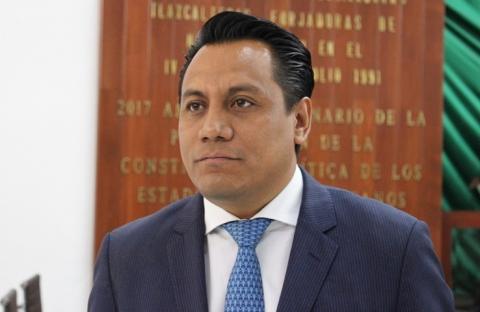 El Saga le huye al trabajo de diputado pero anda de lambiscón