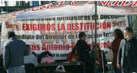 Se manifiestan en la Unidad de Servicios Educativos de Tlaxcala