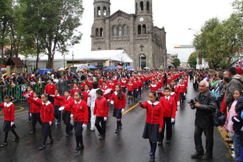 Con Magno Desfile Celebra Apizaco CCIII Aniversario del Movimiento de Independencia imagen 7