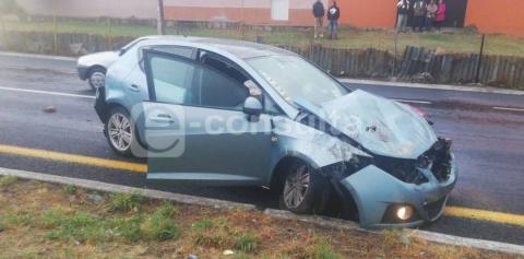 Vuelca su auto, le quita las placas y huye