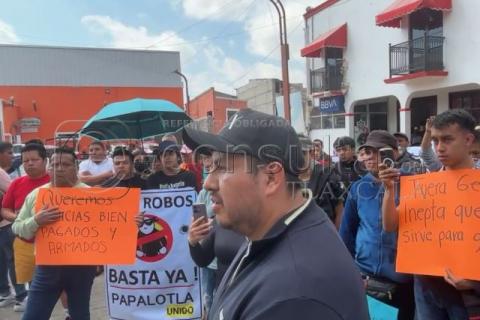 Alberto Amaro acarrea a comerciantes de otros municipios para una marcha frustrada en Papalotla