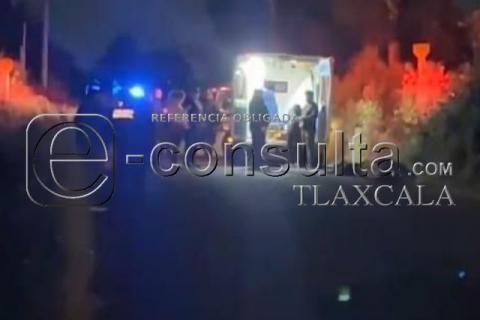 Mu3r3 hombre tras derrapar su motocicleta en un bache, en Zacatelco