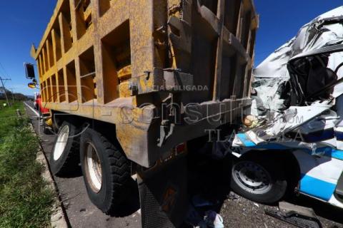 Chofer de transporte público queda pr3nsado en accidente de Ixtacuixtla