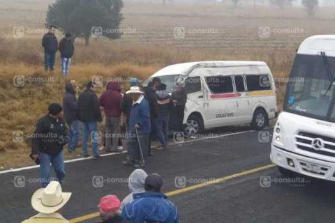 Tres lesionados por volcadura en Terrenate