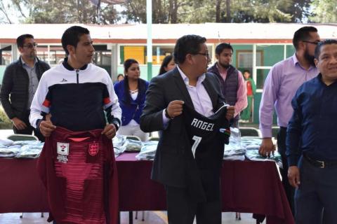 Hacen entrega de uniformes escolares en Secundaria Juan Cuamatziz en Teolocholco imagen 31
