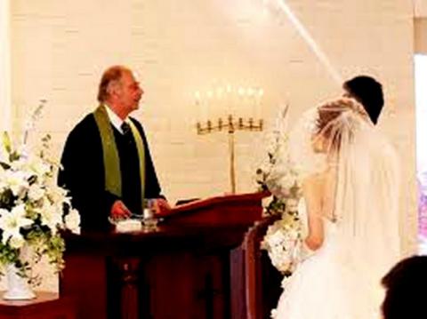 Falsos sacerdotes dondequiera hay imagen 2