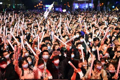 Jóvenes en Wuhan olvidan protocolos celebrando fiesta masiva de Halloween