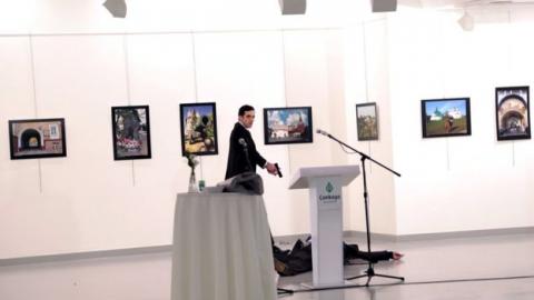 El fotógrafo que retrató la muerte del embajador de Rusia recibe premio