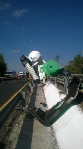 Aparatosa volcadura de un tráiler en la autopista Tlaxcala -Texmelucan imagen 5