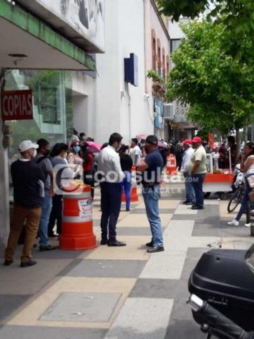 En días de mayor contagio de Covid-19 siguen aglomeraciones en bancos de Apizaco imagen 2