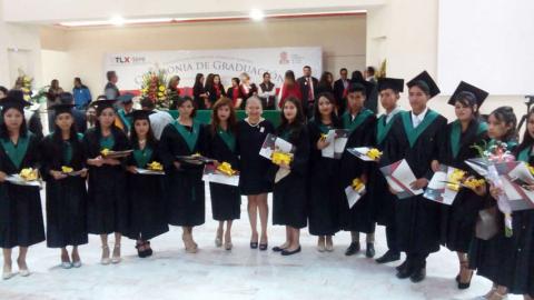 Maribel Cervantes es madrina de la generación 2014 A–2017 B del COBAT 22 imagen 2