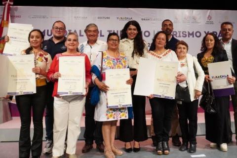 Prestadores de servicios de Tlaxco reciben reconocimientos por su labor
