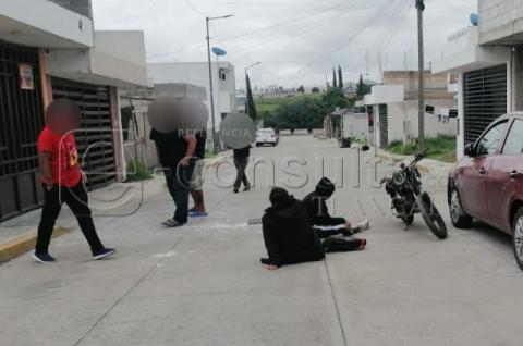 Policía de Papalotla atiende percance vial donde motocicleta se impactó con auto estacionado