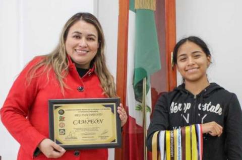 Blanca Angulo reconoce y apoya a jóvenes deportistas chiautempenses