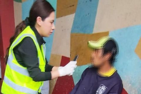 Policía de Chiautempan brinda atención a un hombre con convulsiones en la vía pública