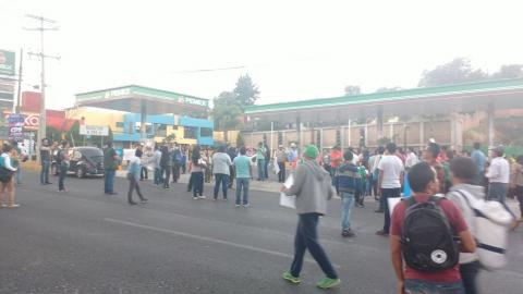 Cierran gasolinera simbólicamente imagen 3