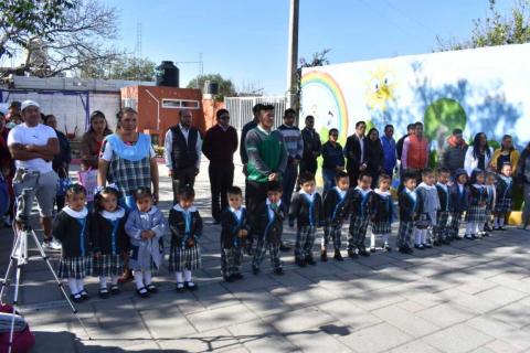 Hacen entrega de uniformes escolares en Secundaria Juan Cuamatziz en Teolocholco imagen 9