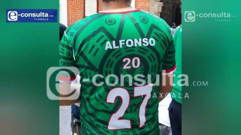 Cinismo político; mapaches reparten playeras del mundial con el nombre del delfín