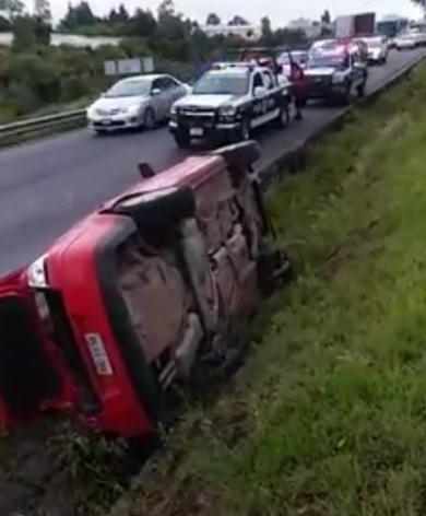 Se vuelca automóvil en la carretera Tlaxcala- Apizaco imagen 2