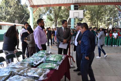 Hacen entrega de uniformes escolares en Secundaria Juan Cuamatziz en Teolocholco imagen 5