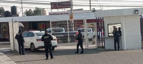 Policías armados intimidan a trabajadores y pacientes del Hospital de la Mujer; acusan maltrato imagen 2