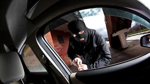 Pescan a roba autos con las manos en la masa y lo dejan ir