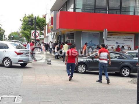 En días de mayor contagio de Covid-19 siguen aglomeraciones en bancos de Apizaco imagen 11