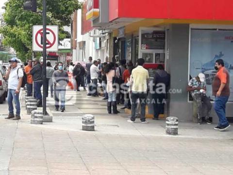 En días de mayor contagio de Covid-19 siguen aglomeraciones en bancos de Apizaco imagen 5