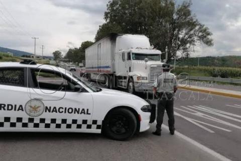 Tráiler arr0.lla a elemento de la Guardia Nacional en la Amozoc-Perote: tiene 36 años