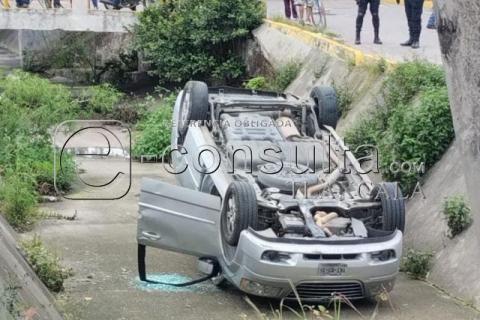 Mujer vuelca y cae a barranca tras accidente en Barranca Seca, Axala – Zacatelco