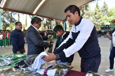 Hacen entrega de uniformes escolares en Secundaria Juan Cuamatziz en Teolocholco imagen 1