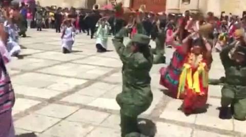 Militares dejan sus armas para bailar en la Guelaguetza