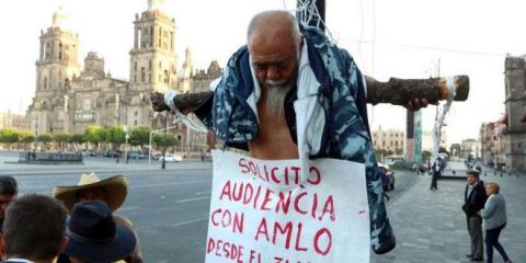 Hombre asegura que perdió todo por apoyar a AMLO; se crucifica afuera de Palacio Nacional