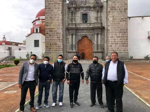 Oscar Cabrito Pérez y Rodrigo Cuahutle ponen su granito de arena en iglesia de Teolocholco