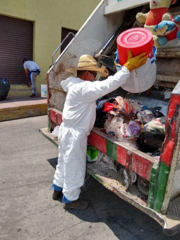 Entrega MACY overoles sanitarios a personal de limpia de Ixtenco imagen 2