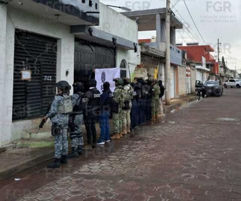 Asegura FGR armas y posible droga durante cateo en Tlaxcala; detiene a ocho personas imagen 2